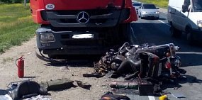 Байкер на Harley-Davidson насмерть разбился в ДТП с фурой