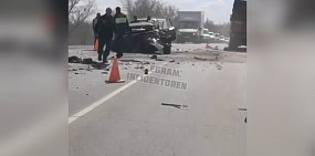 У выезда из Кушкулей в Оренбурге столкнулись 3 автомобиля (видео)