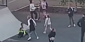 В Оренбурге девочки избили мальчика на детской площадке. Видео драки
