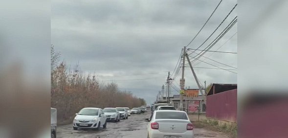 «Как после бомбежки»: Дорога к Ростошинским дачам превратилась в полосу препятствий