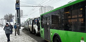 Автобусы на остановках. Фото из архива 