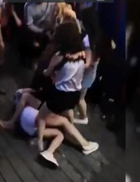 Видео: Несколько девушек подрались возле орского бара