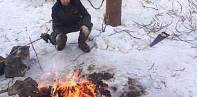 Житель Оренбургской области замерзает на трассе под Кировом. Его фура попала в снежный плен