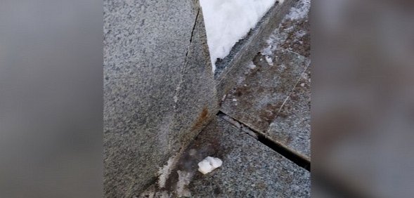 Треснувший гранит на спуске к Уралу в Оренбурге обещают заменить по гарантии