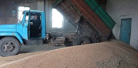 Пополнение запасов продовольствия. Фото: нацпарк «Бузулукский бор» 