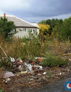 Орскую свалку между школой и детсадом пообещали убрать. Пока дальше обещаний дело не идет