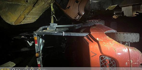 В Оренбурге во время авторемонта на территории СНТ погиб мужчина