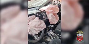Салон автомобиля после ДТП. Стоп-кадр из видео пресс-службы УМВД