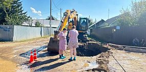 Местные жители и коммунальщики на месте прорыва