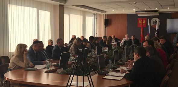 Начальник УЖКХ Орска представил доклад об уличном освещении. Вопросы остались, но депутаты сами запретили себе их задавать