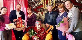 Минизубарзять Шарипова с гостями. Фото: Законодательное собрание области