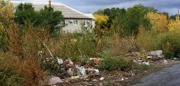 Орскую свалку между школой и детсадом пообещали убрать. Пока дальше обещаний дело не идет