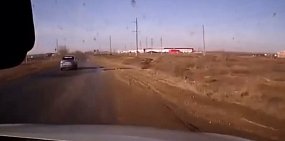За секунду до вылета в кювет. Стоп-кадр из видео, опубликованное в социальных сетях