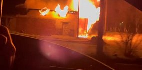 В Орске сгорел гараж, в котором, возможно, находились бочки с горючим (видео)