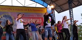 Погода танцам не помеха: в Орске прошло «Минидиско» от радиостанции DFM Орск