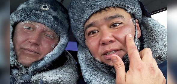 Сотрудники ГИБДД, которые в непогоду сопровождали застрявшие на трассе в Новоорском районе машины, получили обморожение