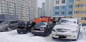 Припаркованные у контейнеров автомобили снова усложнили вывоз отходов в Оренбурге
