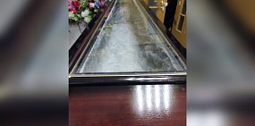 Гроб с прозрачной крышкой в Оренбургской ритуальном агентстве