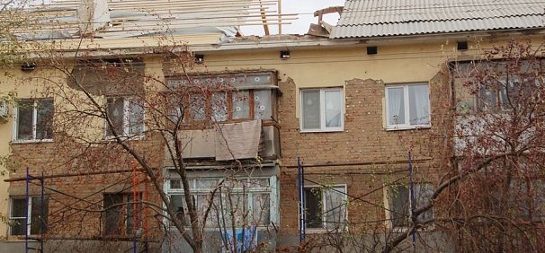 В Орске многоэтажный дом из-за капремонта почти 2 месяца остается без крыши