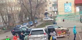 Жители Оренбурга возмутились парковкой авто на детской площадке