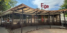 Вокруг стройка, но кафе работает: Летнюю веранду у Ege в Оренбурге снесли