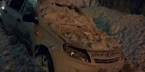 Соцсети: В Оренбурге снег с крыши рухнул на автомобили