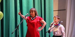 Семья Устенко во время выступления на конкурсе в Орске