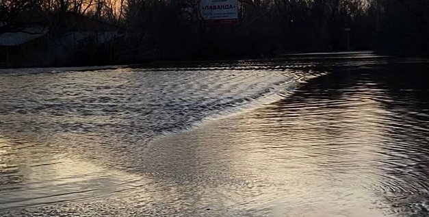 Талые воды в Оренбургской области продолжают затапливать дороги и поселки. Список закрытых участков
