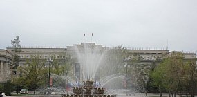 Фонтан возле Дома Советов, архив 