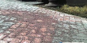 Плитка около драмтеатра Орска разрушается, а около частного торгового центра — нет
