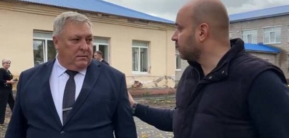 Хлопок по плечу. Источник: Стоп-кадр из видео, размещенном в соцсетях