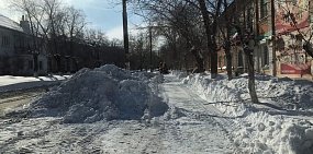 Цивилизация дошла 🙂 В центре Орска наконец-то расчищают тротуары после снегопада, прошедшего 10 дней назад