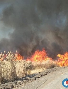 В Орске в поселке Гудрон сильный пожар на улице Огнеупорной