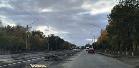 Новые бордюры в Орске: трудно ли теперь будет развернуться через рельсы?