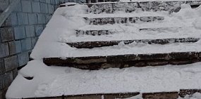 Подземный переход в центре Оренбурга превратился в каток, покрытый снегом