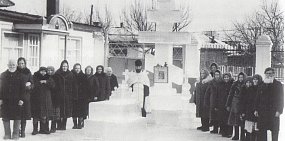 80-е годы, Покровский молитвенный дом на улице Кирова. Он был основан в 1946 году. Никольский, на 9 лет старше, существовал совсем недолго, и его снимков не сохранилось