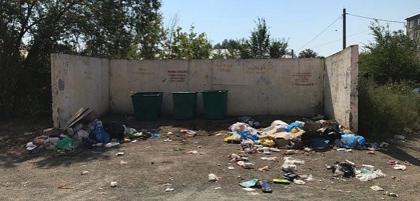 В Орске на месте новых заглубленных контейнеров появились старые проверенные баки