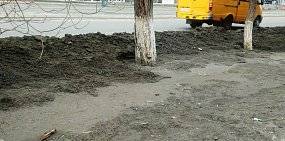 Почему с газонов в центре Орска так и не вывезли весь снег?