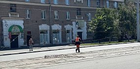 В центре Орска оборвались провода, задев знаки и светофор