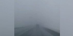 На трассе Оренбург — Самара сильный туман, дождь и плохая видимость: видео очевидцев