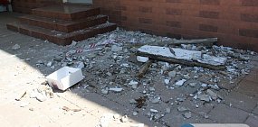В Оренбурге на улице Советской возле старинного дома лежат остатки карниза