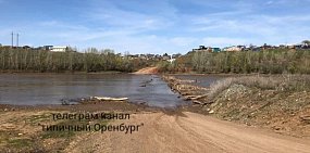 Старый мост в Илекском районе снесло ледоходом 3 года назад, а новый тонет во время паводка