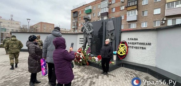 Памятник в сквере