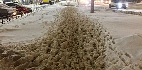Снежная каша на тротуарах и сосульки: жителям Оренбурга не нравится, как убирают снег в городе