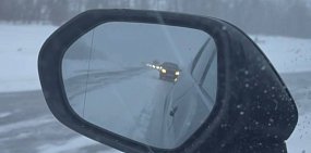 Автомобили позади очевидца, приславшего кадры в редакцию Урал56.Ру