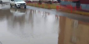 Лужа на улице Народной,36, фото: скрин с видео в тг-чате Евгения Солнцева