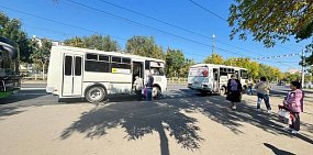 Пассажиры на остановке 