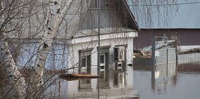 Затопленный паводком дом в Оренбургской области. Апрель 2024 года