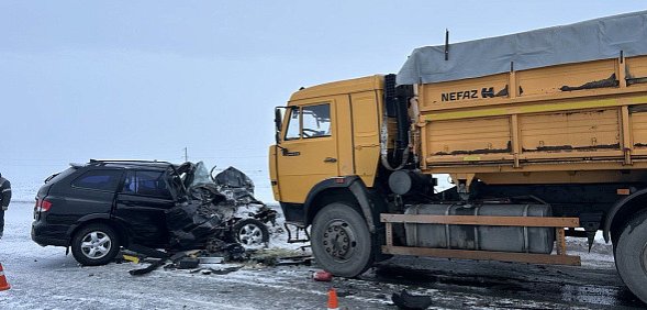 Еще одно ДТП с грузовиком: На трассе Оренбург - Уфа столкнулись КамАЗ и легковой автомобиль