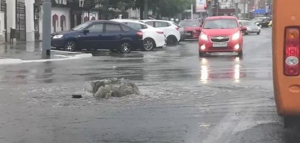 В Оренбурге не все ливневки справлялись с водой